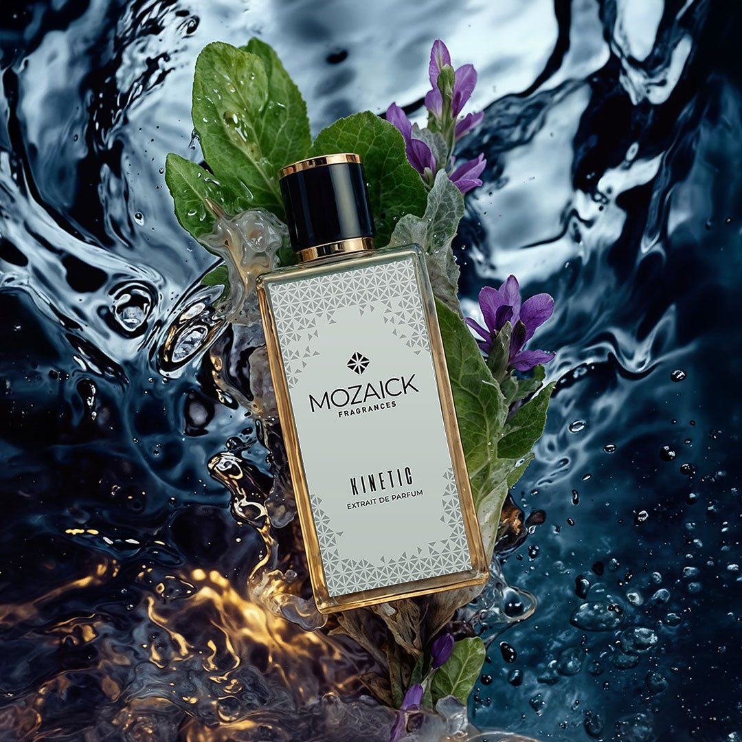 KINETIC Extrait de Parfum 50 ml von MOZAICK – Flakon mit grünen Blättern und lila Blüten in bewegtem Wasser